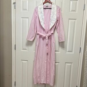 Chic Pink Women's Robe with Lace Collar